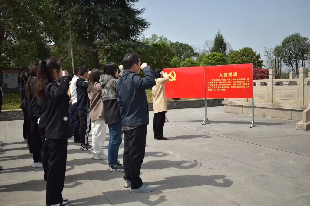 铭记革命先烈,传承革命精神——beat365在线唯一官网党总支组织开展清明节祭扫革命烈士陵园活动